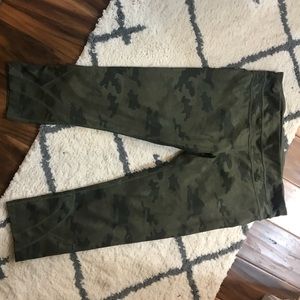LULULEMON CAMO CAPRI SIZE 10